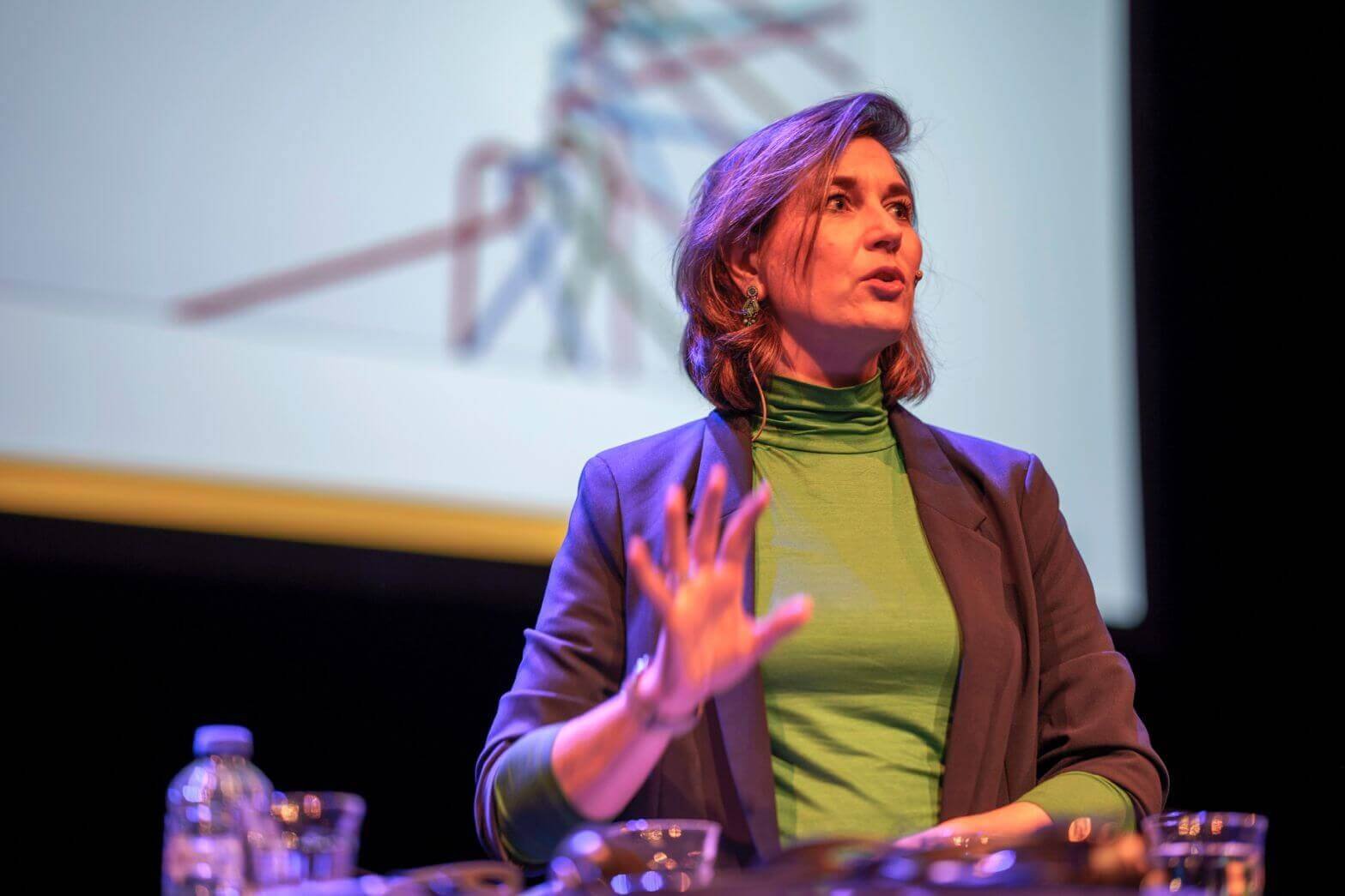 Ulrike Nagel als Dagvoorzitter van de trilaterale conferentie "Verbinding leggen" in Assen.