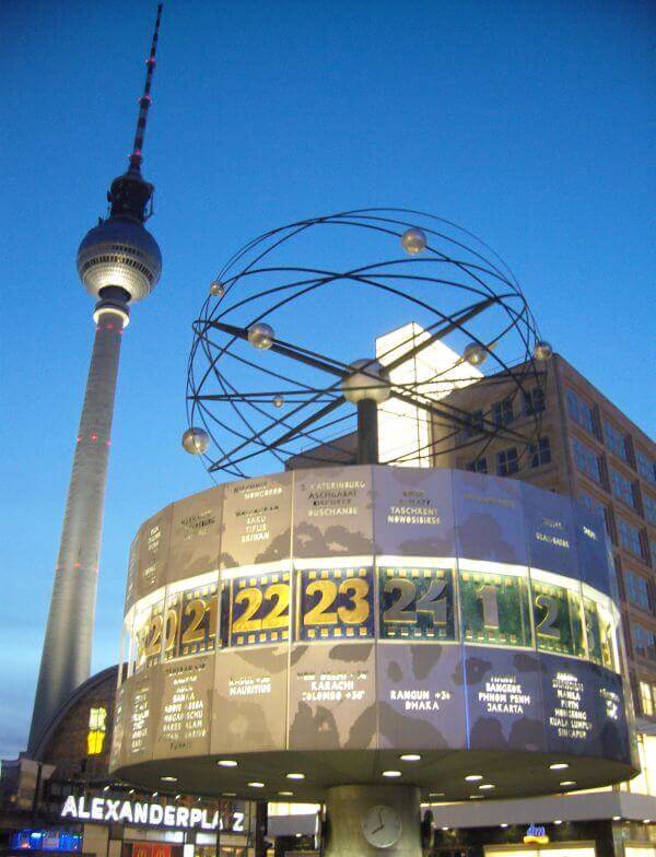 Berlin Alexanderplatz mit Fernsehturm und Weltzeituhr