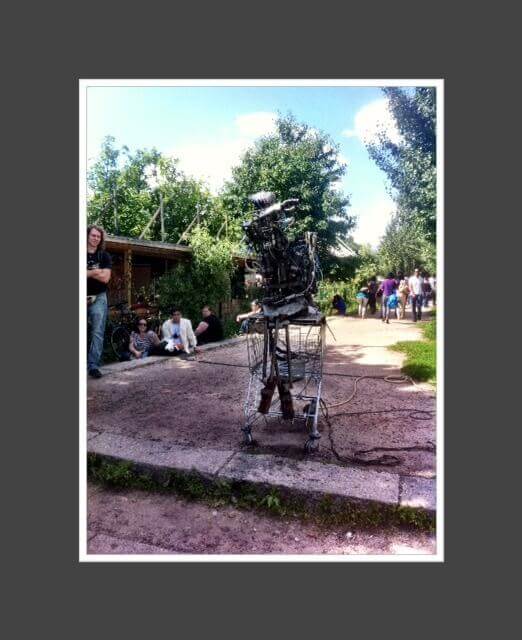 Een robot met afstandsbediening in Mauerpark