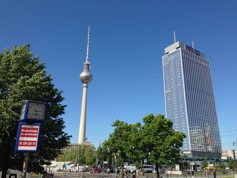 Alexanderplatz met de Fernsehturm en het Park Inn hotel