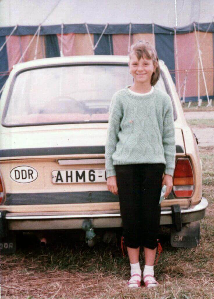 Ulrike Nagel vor Skoda in Rostock (DDR)