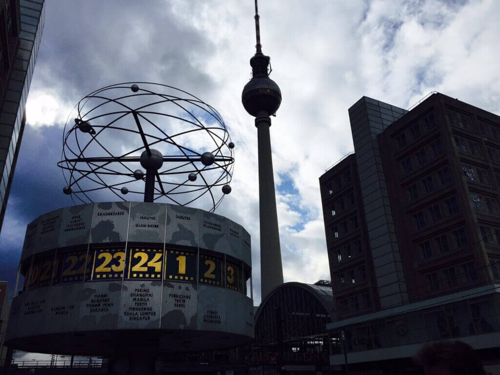 De WeltzeitUhr en de Fernsehturm op Alexanderplatz.