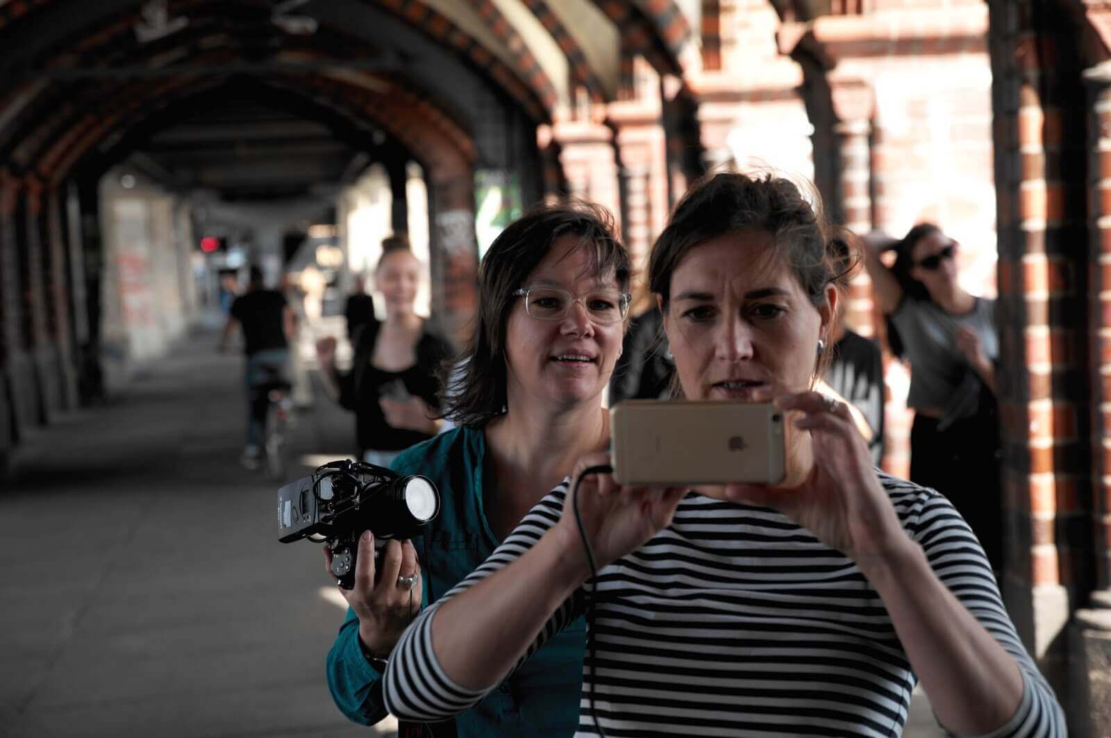 Ulrike Nagel met iphone-camera in Berlijn