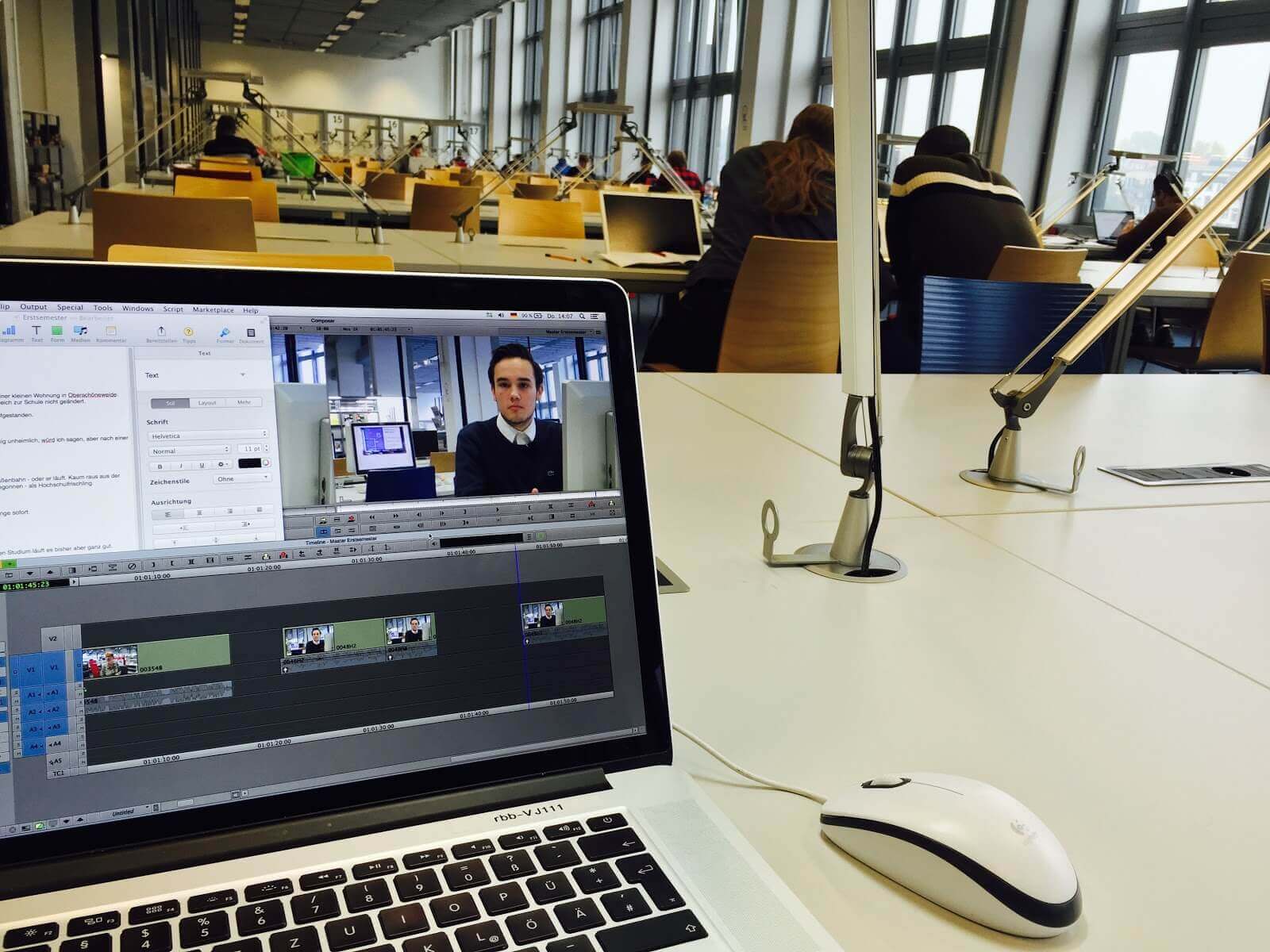 Ulrike aan het monteren op de Macbook