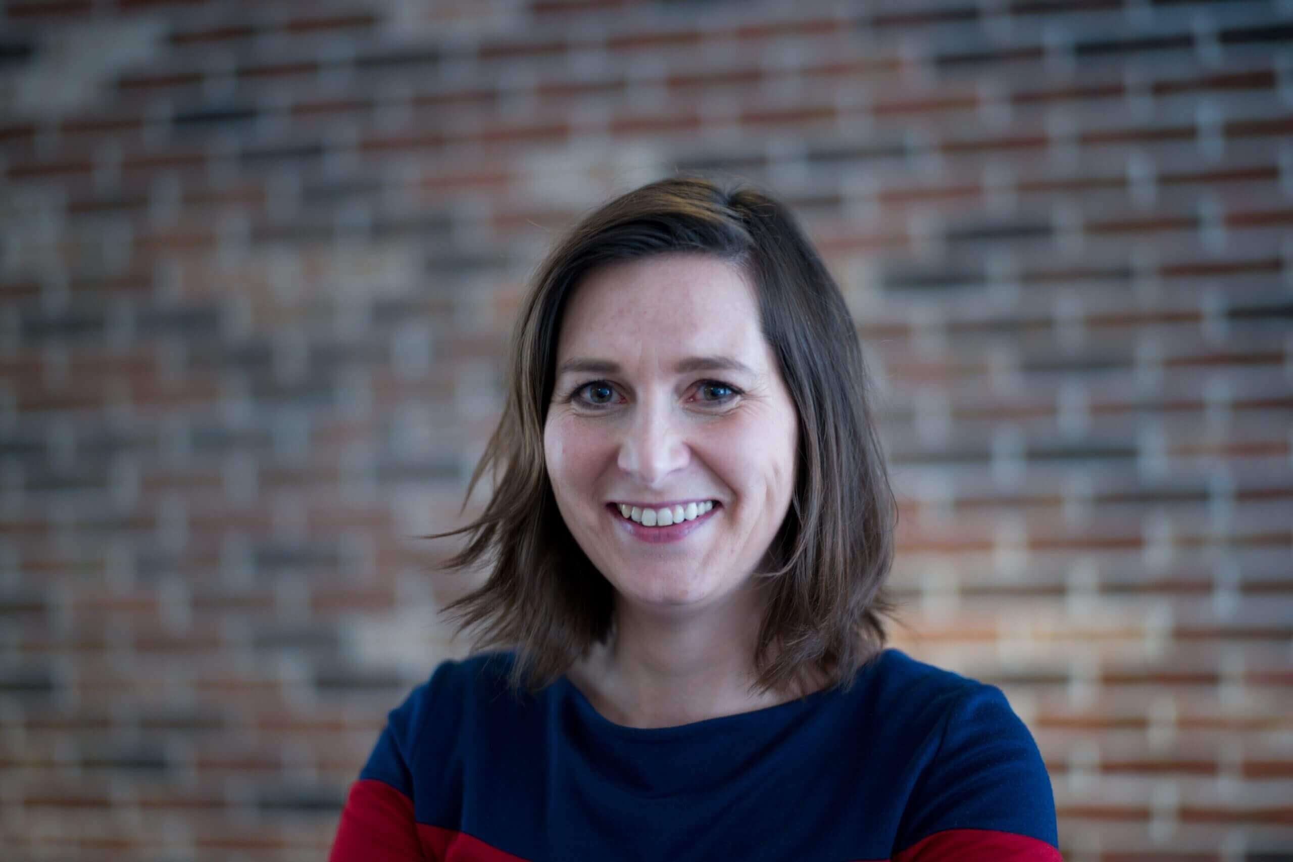 Ulrike Nagel portretfoto voor muur 30-03-2017