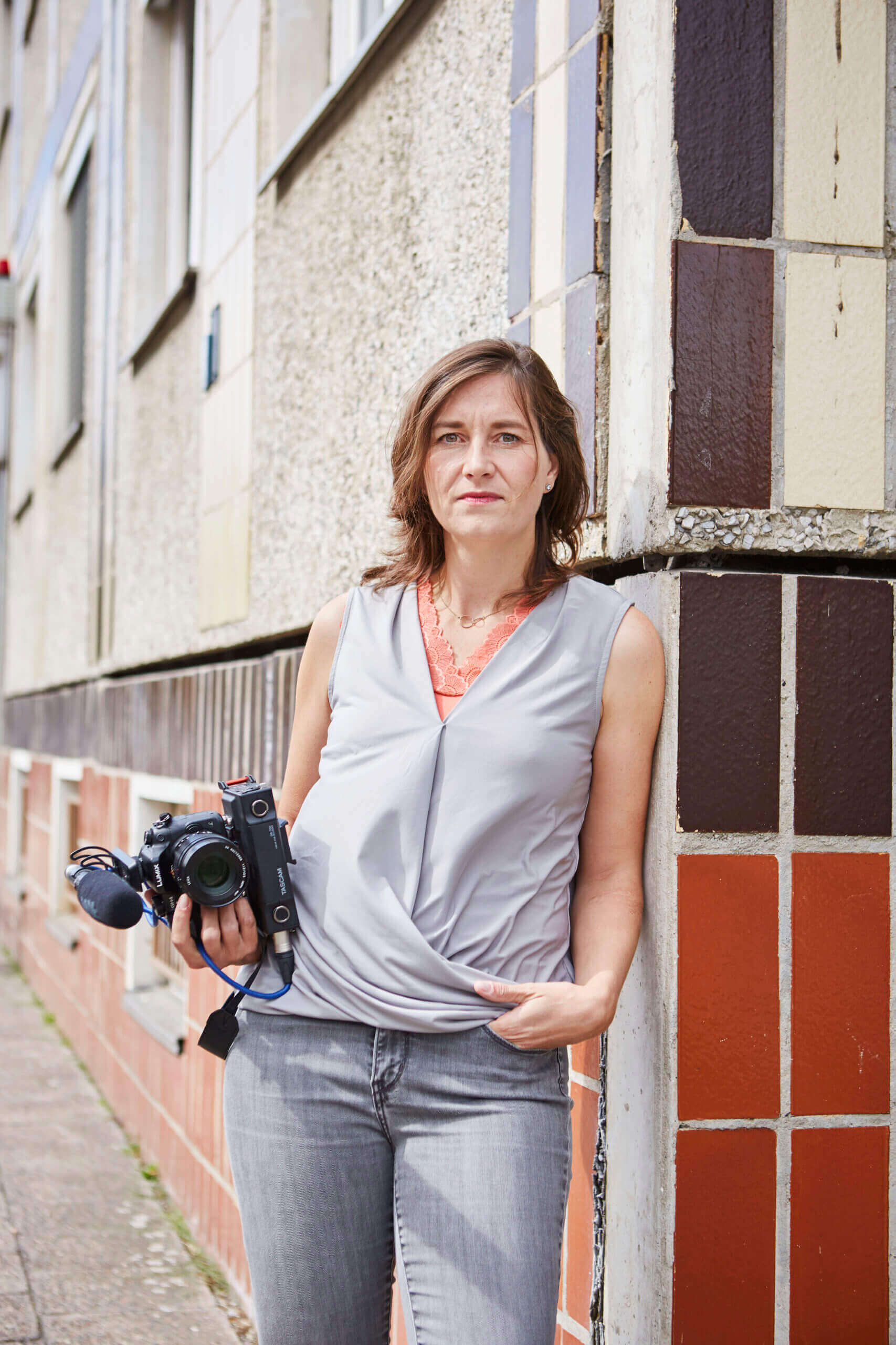 Ulrike Nagel mit Kamera in Berlin, juli 2020