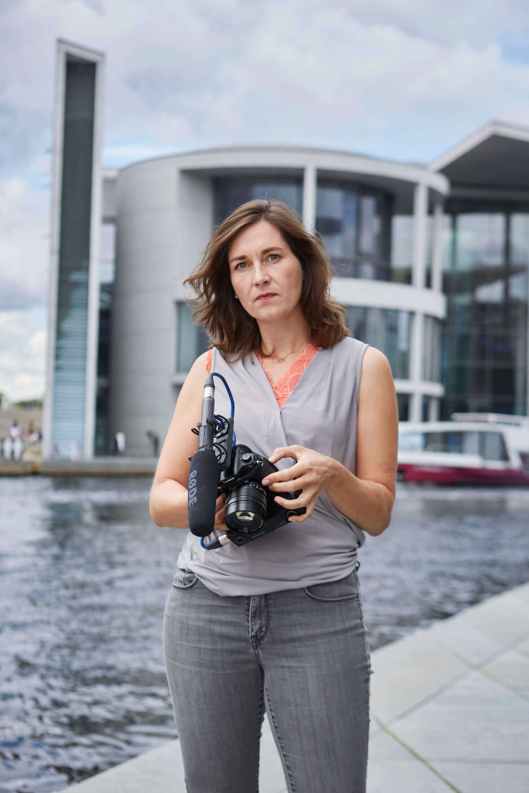 Ulrike Nagel mit Kamera in Berlin am Spreeufer, Juli 2020.