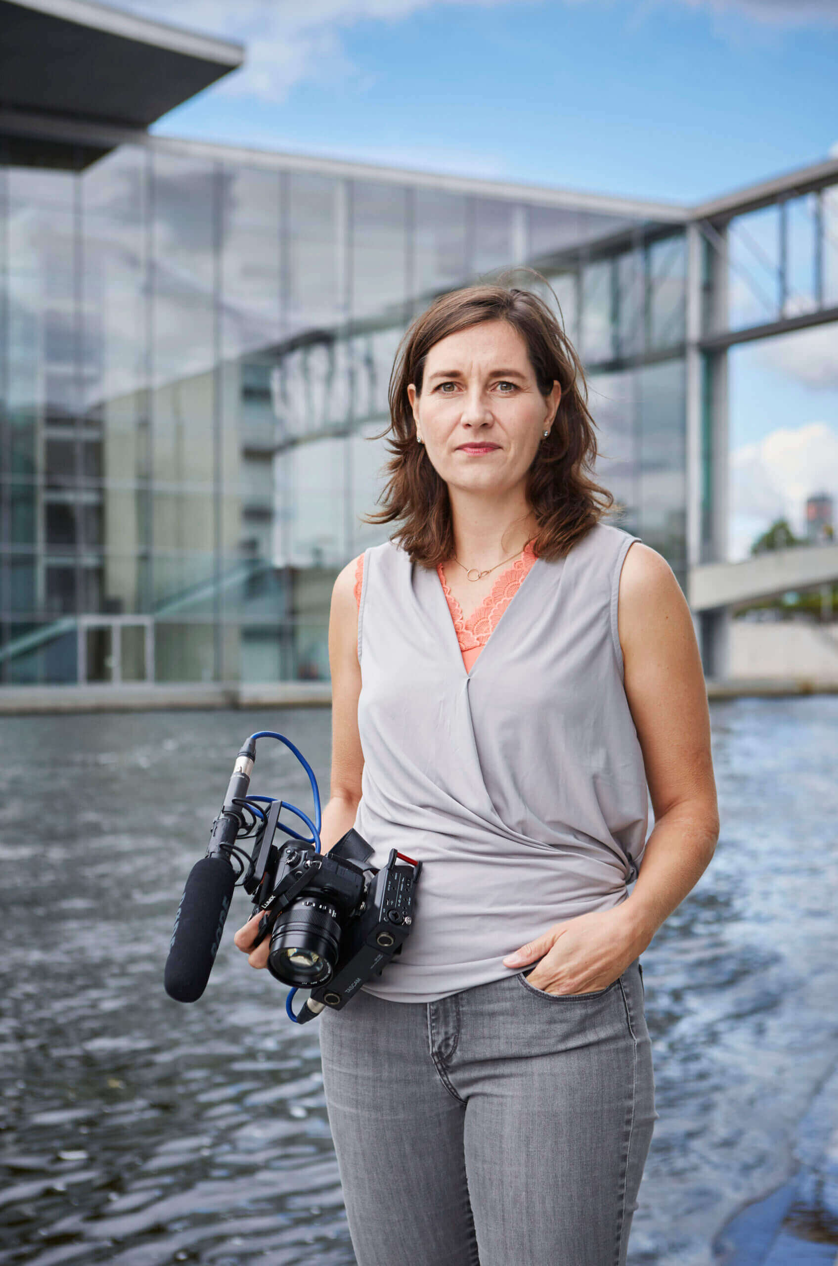 Ulrike Nagel mit Kamera in Berlin, Juli 2020