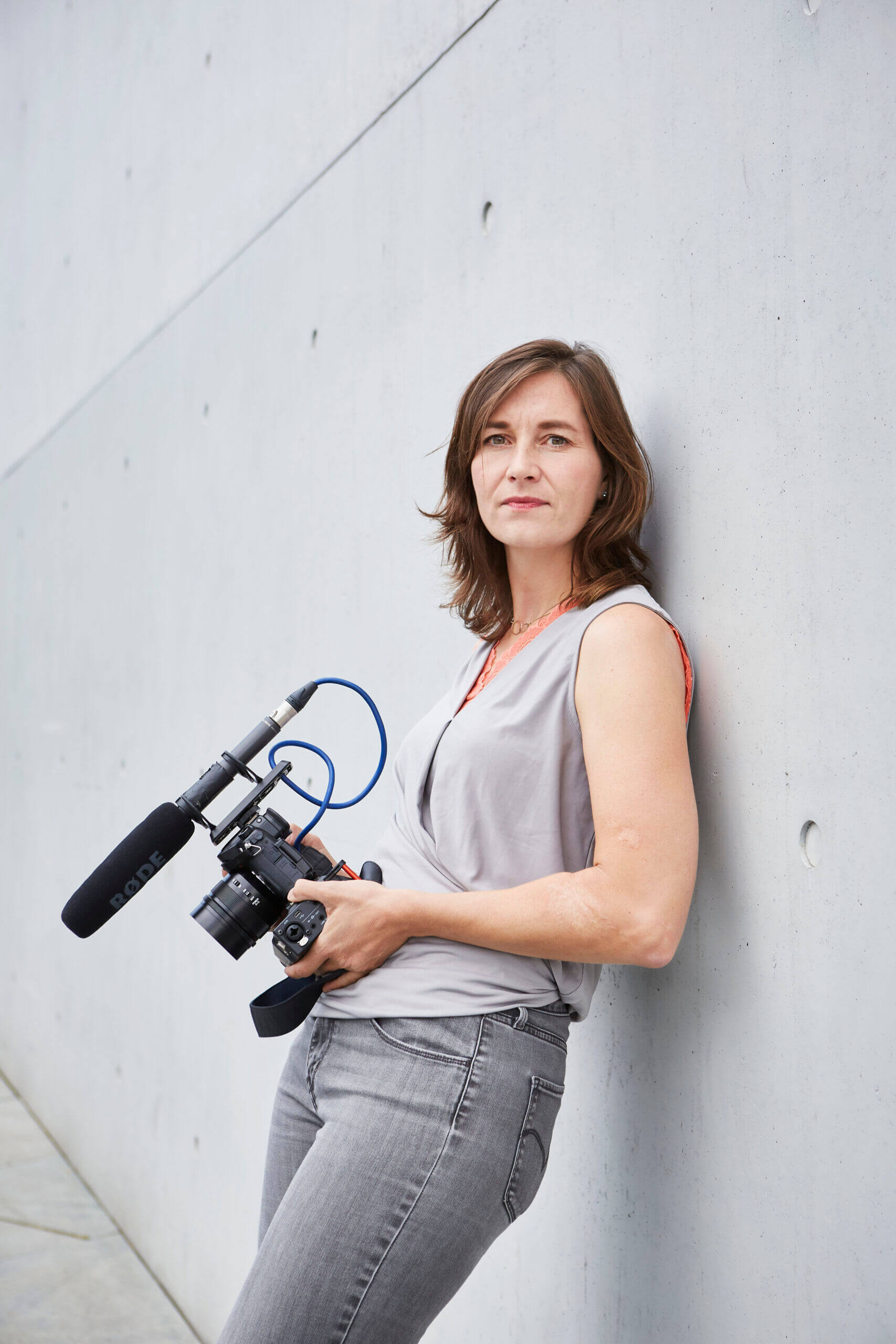 Ulrike Nagel mit Kamera in Berlin