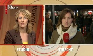 De treinen blijven vannacht tot een uur doorrijden om iedereen te kunnen vervoeren. Als er dan nog gestrande reizigers zijn, wordt geprobeerd om die op een andere manier naar huis te krijgen. Verslaggeefster Ulrike Nagel op station Utrecht Centraal.