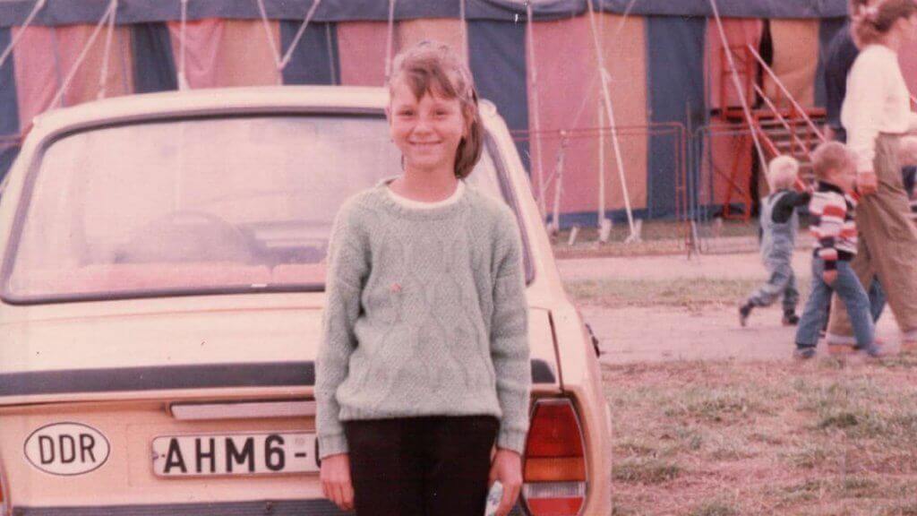 Ulrike Nagel in 1988, ongeveer 9 jaar oud in DDR met Škoda