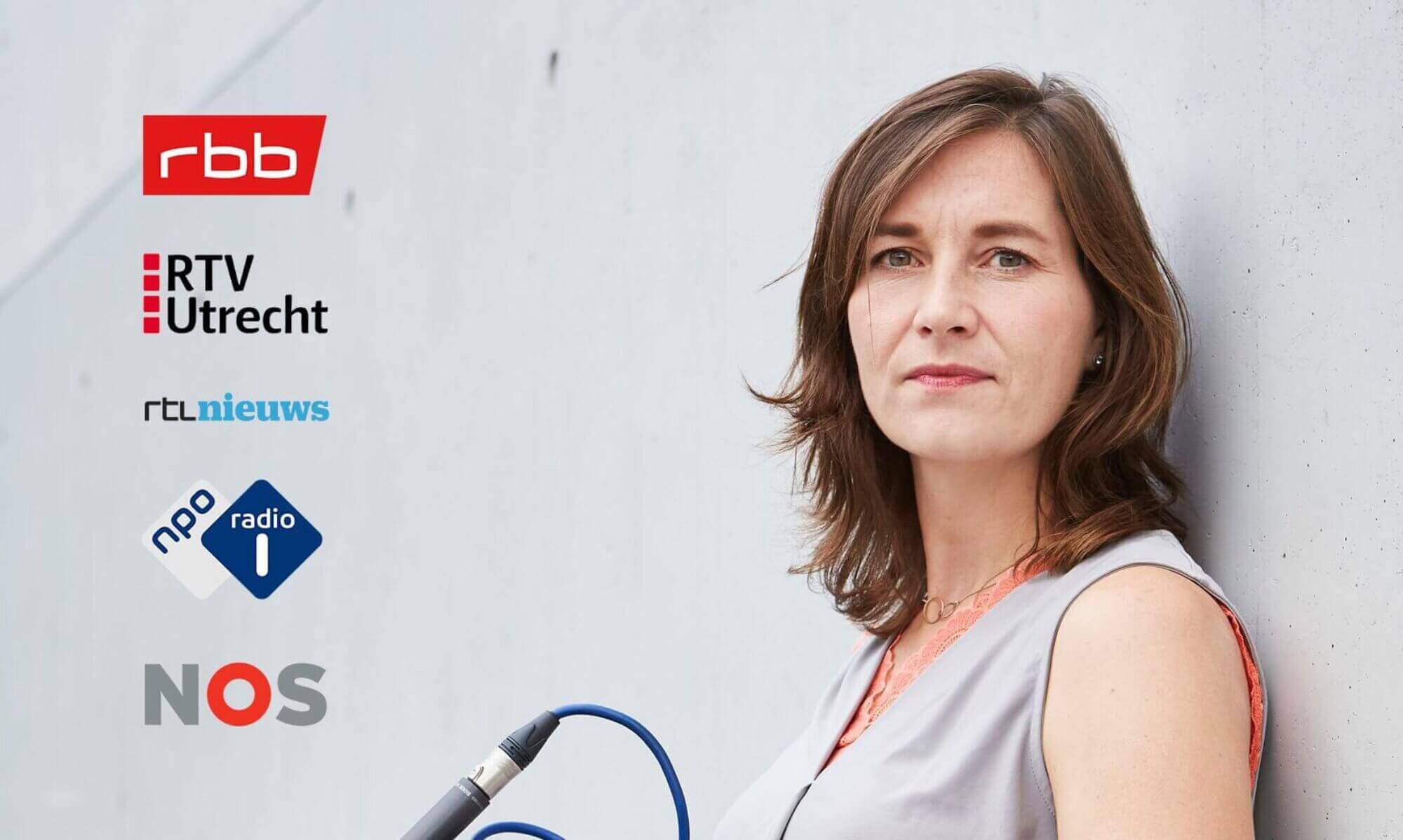 Ulrike Nagel mit Kamera in Berlin.