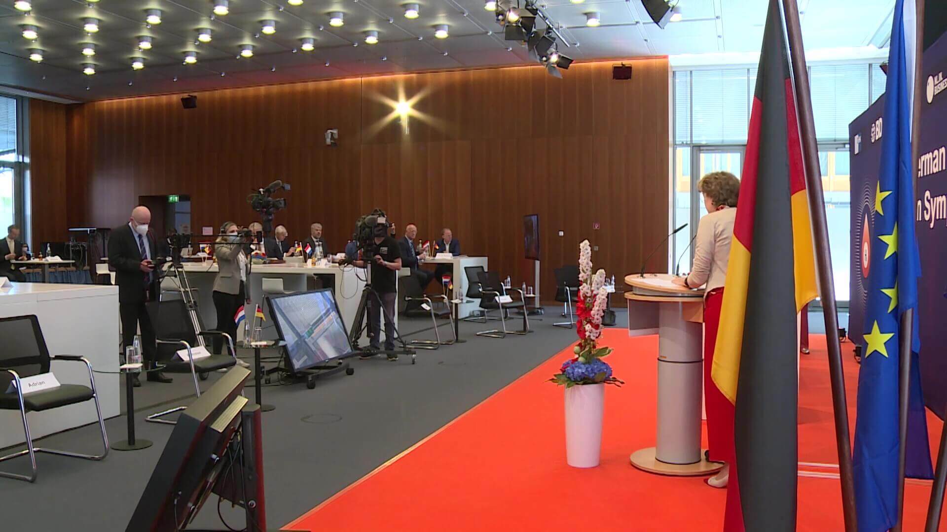 De zaal van het DIHK, Ulrike Nagel is dagvoorzitter van het Duits-Nederlandse Waterstof-Symposium in Berlijn op 06-07-2021.