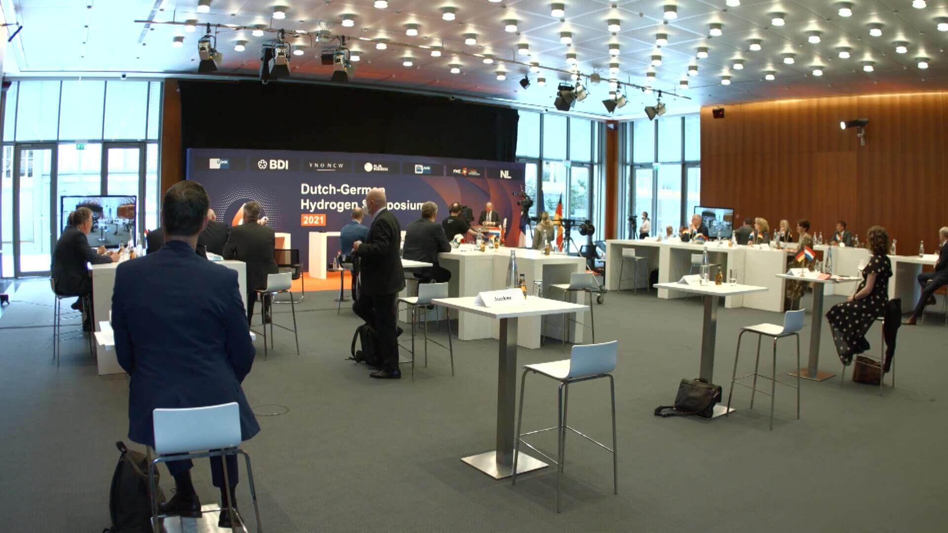 De zaal van het DIHK, Ulrike Nagel is dagvoorzitter van het Duits-Nederlandse Waterstof-Symposium in Berlijn op 06-07-2021.