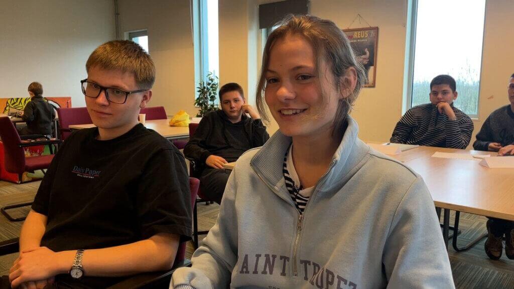 Kateryna heeft Nikita pas hier in de lessen leren kennen. De leerlingen gaan veel met elkaar om, ook buiten de school.