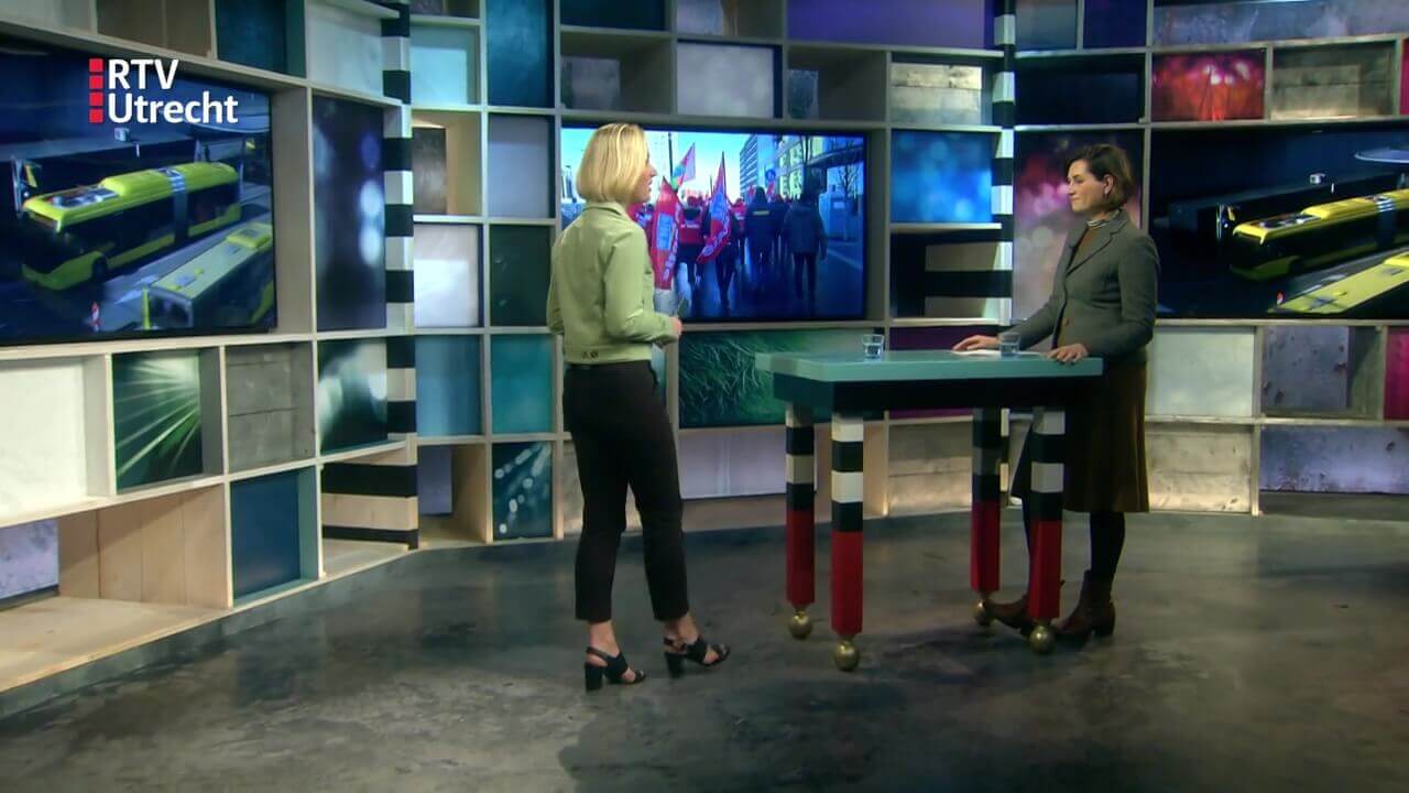 Ulrike Nagel in de studio van RTV Utrecht