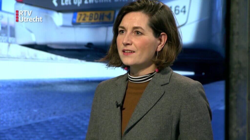 Ulrike Nagel in de studio van RTV Utrecht over stakingen in het streekvervoer