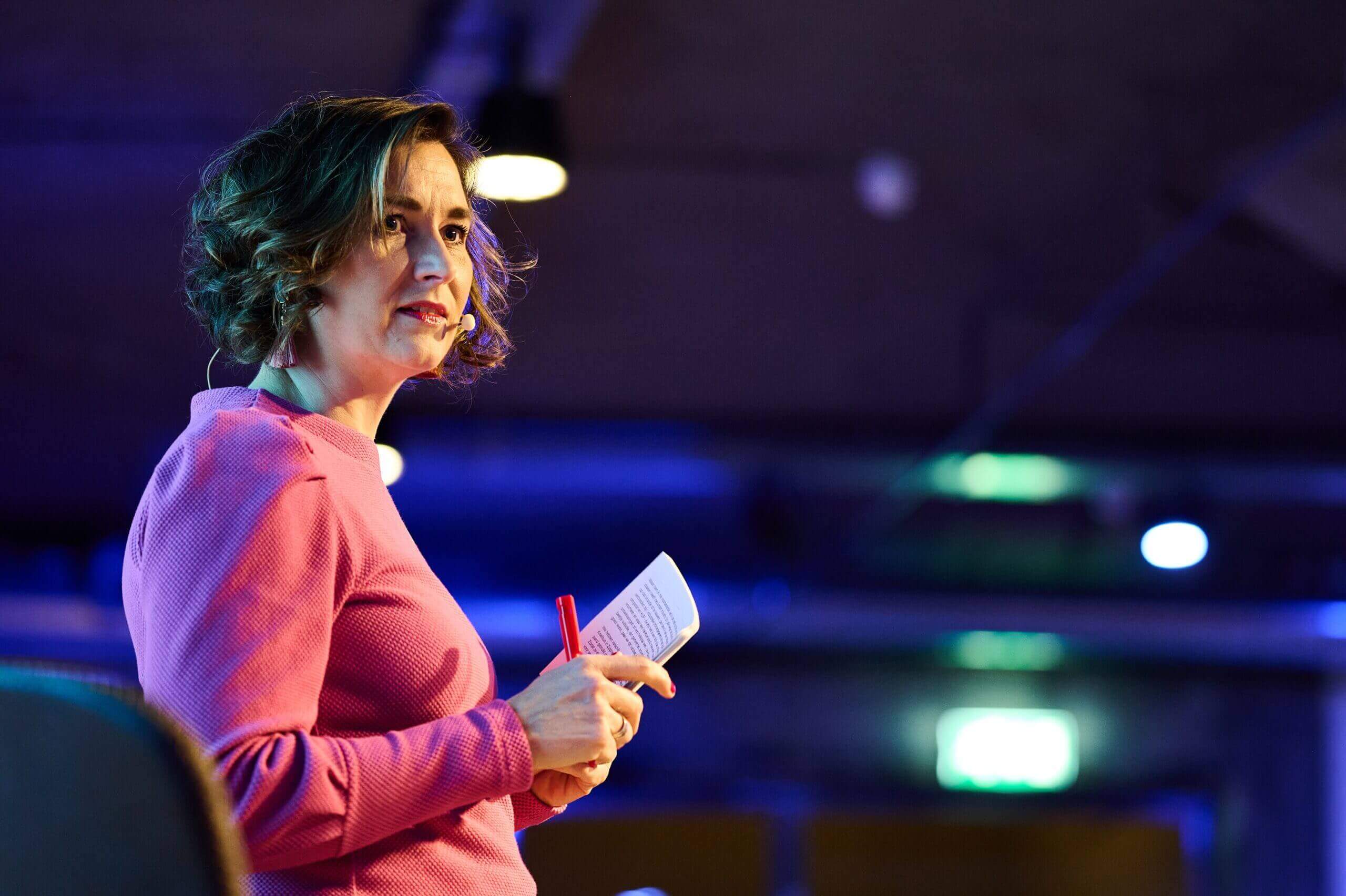 Ulrike Nagel als dagvoorzitter bij BOOST robotics Zutphen.