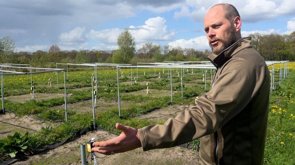 Edwin Pos van de UU bij de grasveldjes in Groenekan