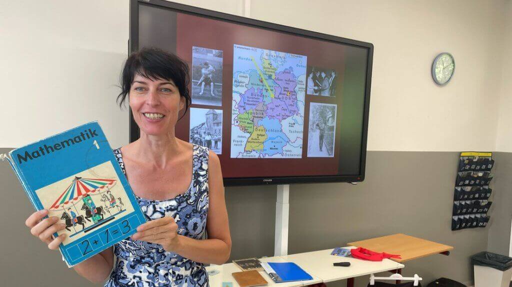 Anja met haar eigen wiskundeboek uit de jaren '80 uit de DDR
