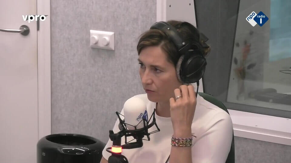 Ulrike Nagel in de studio in het programma Bureau Buitenland.
