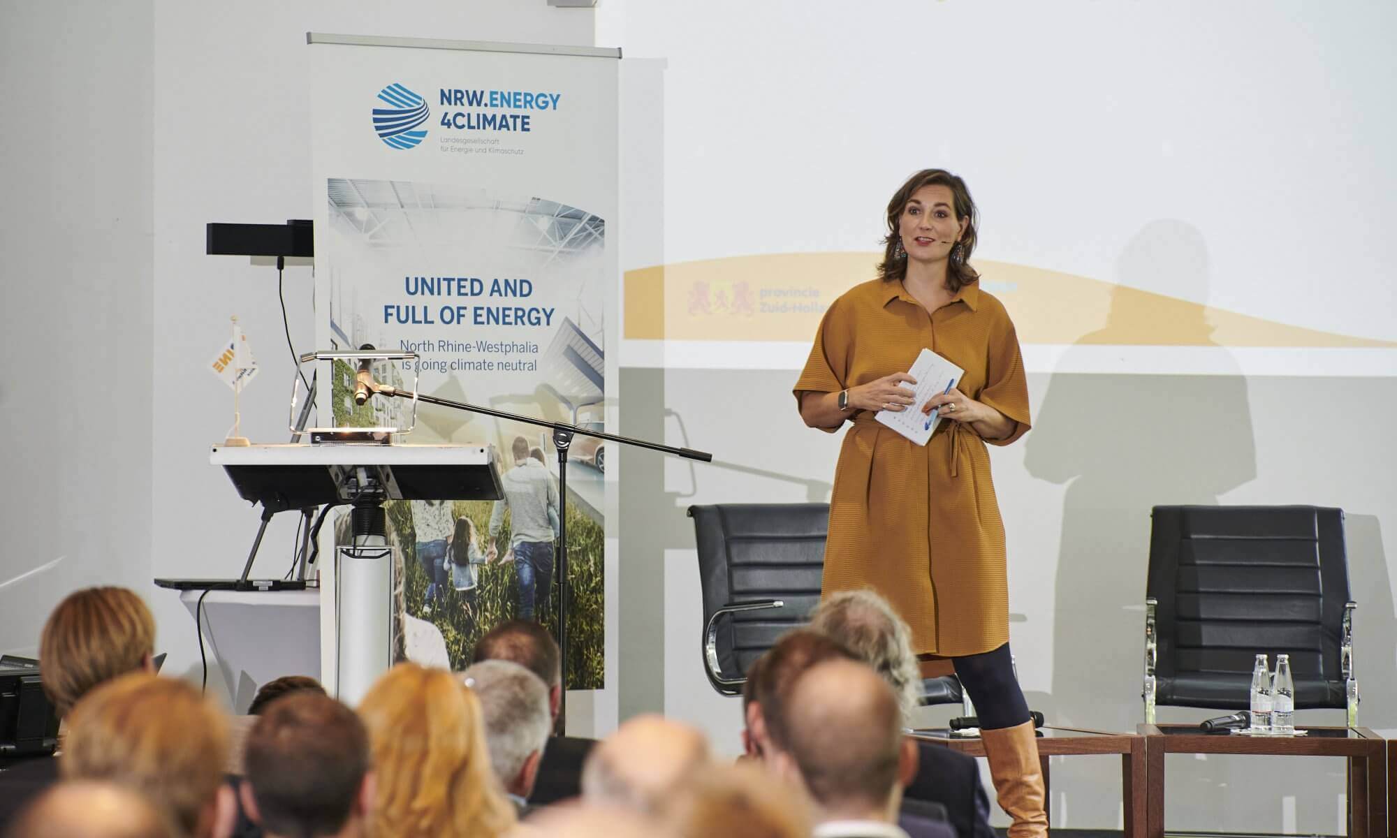 Ulrike Nagel als dagvoorzitter van de RH2INE-Konferenz 2024 in Duisburg.