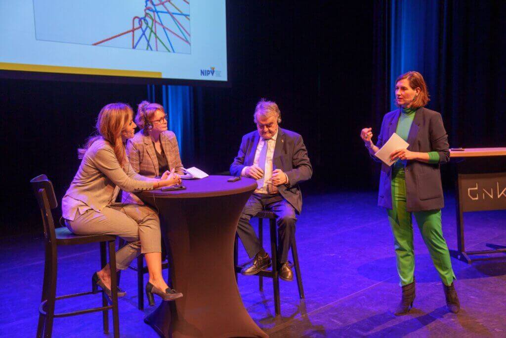 Ulrike Nagel als Dagvoorzitter van de trilaterale conferentie "Verbinding leggen" in Assen.