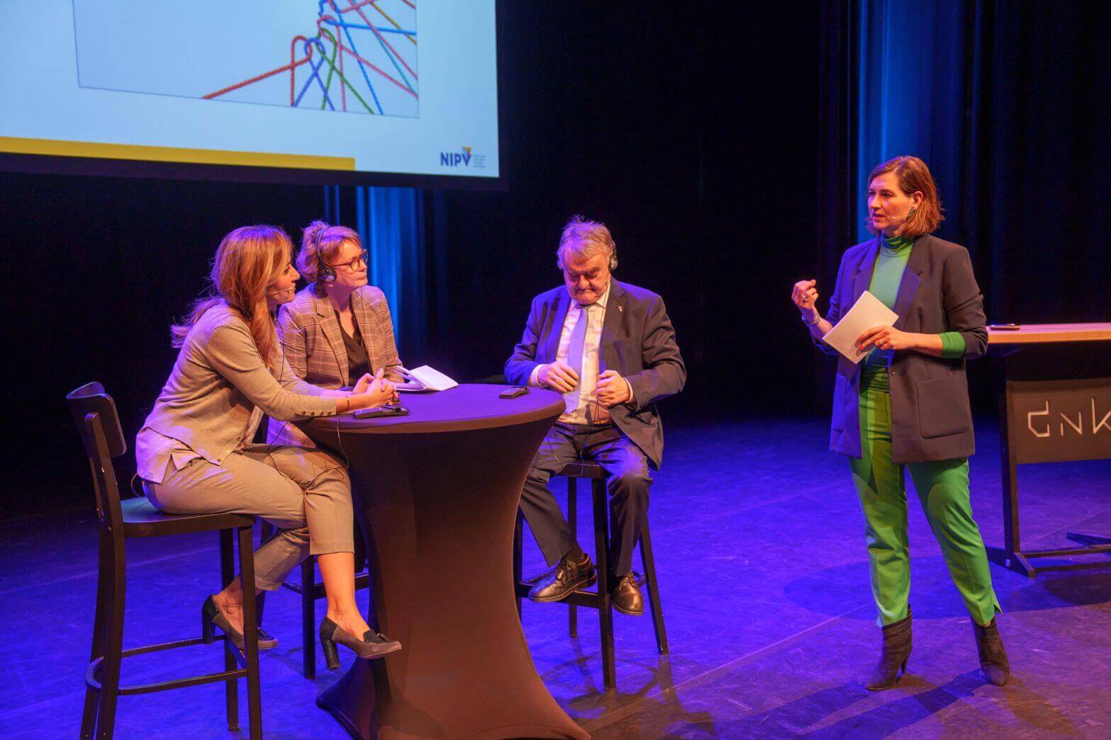 Ulrike Nagel als Dagvoorzitter van de trilaterale conferentie "Verbinding leggen" in Assen.