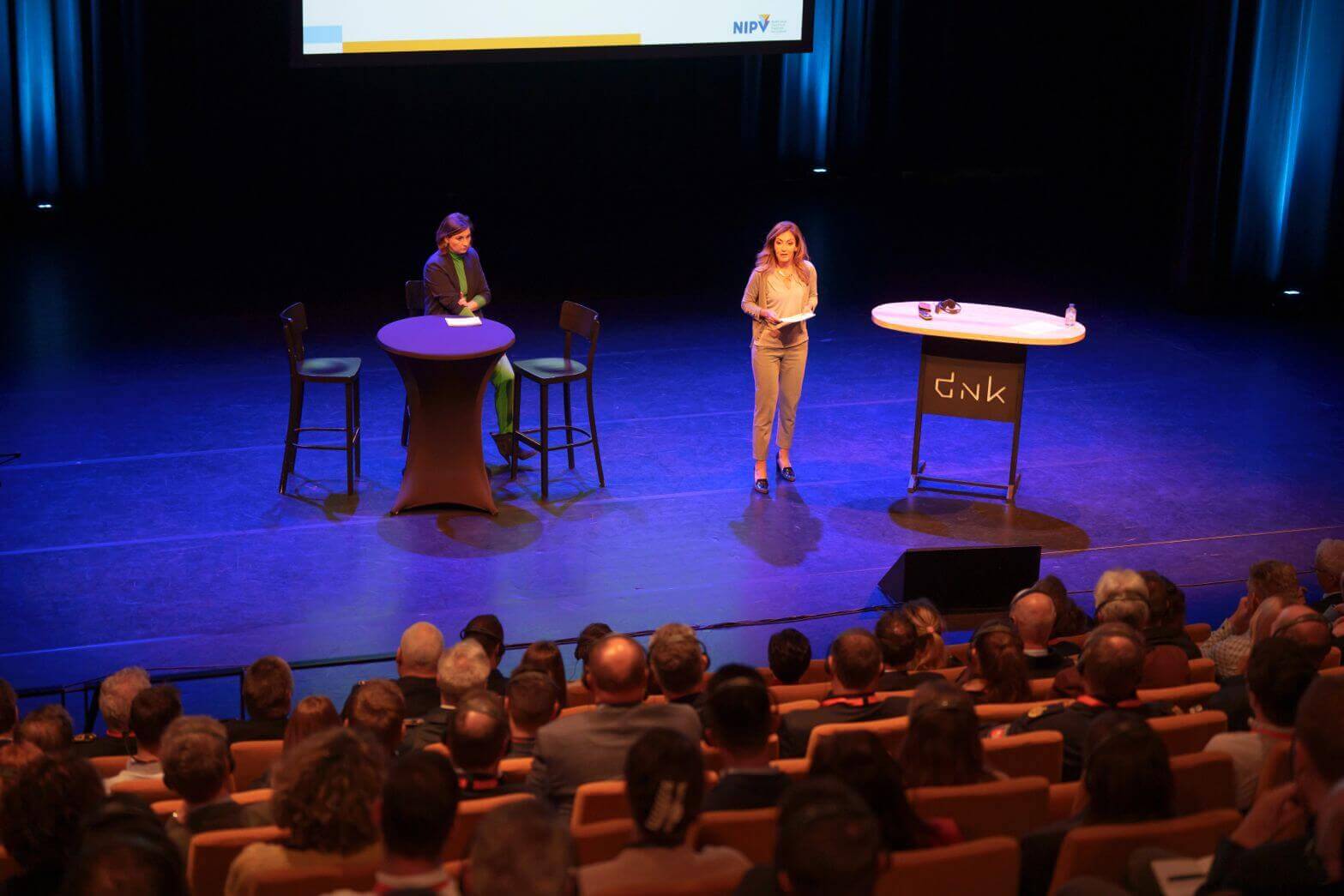 Ulrike Nagel als Dagvoorzitter van de trilaterale conferentie "Verbinding leggen" in Assen.