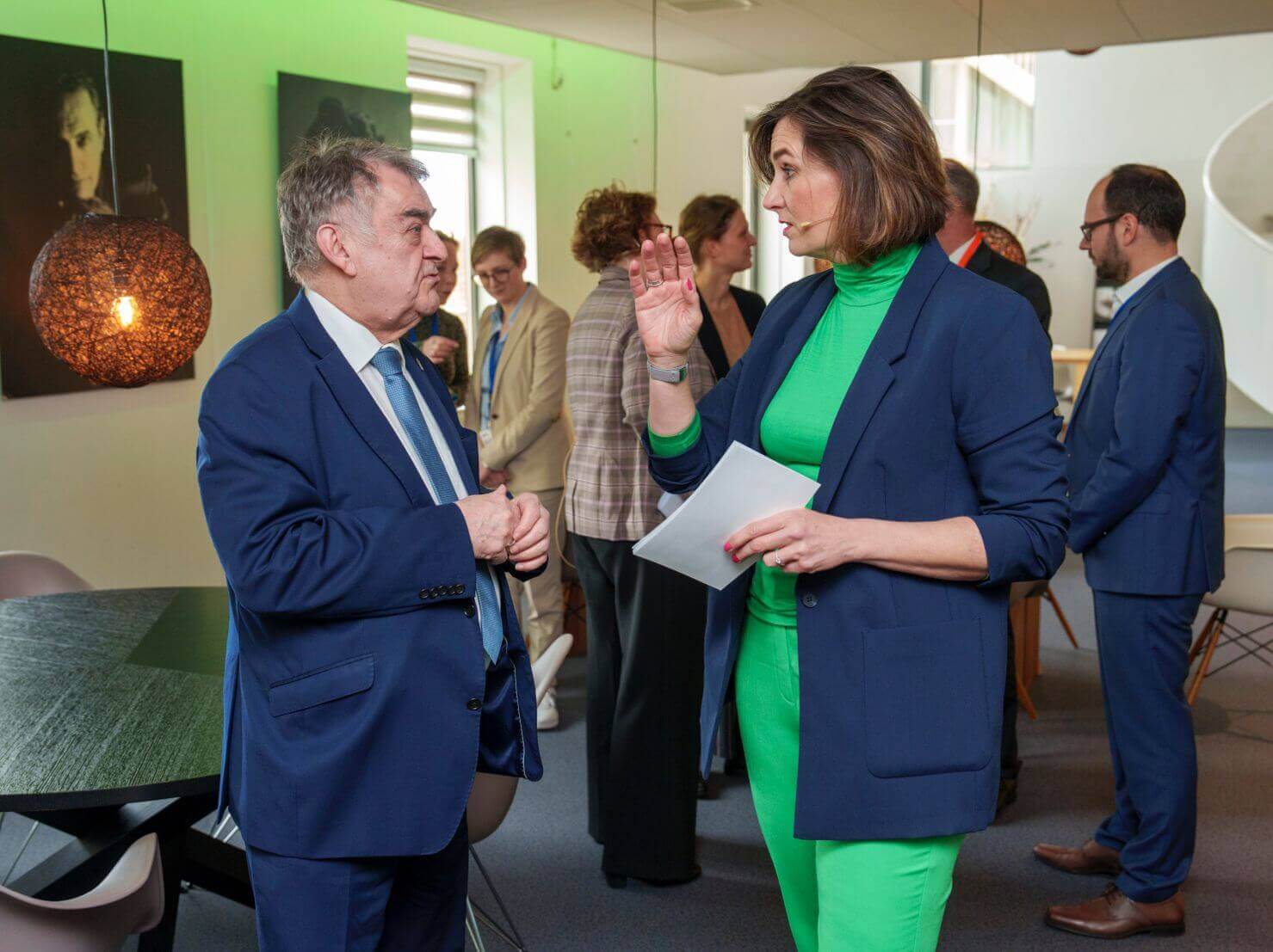 Ulrike Nagel als Dagvoorzitter van de trilaterale conferentie "Verbinding leggen" in Assen.