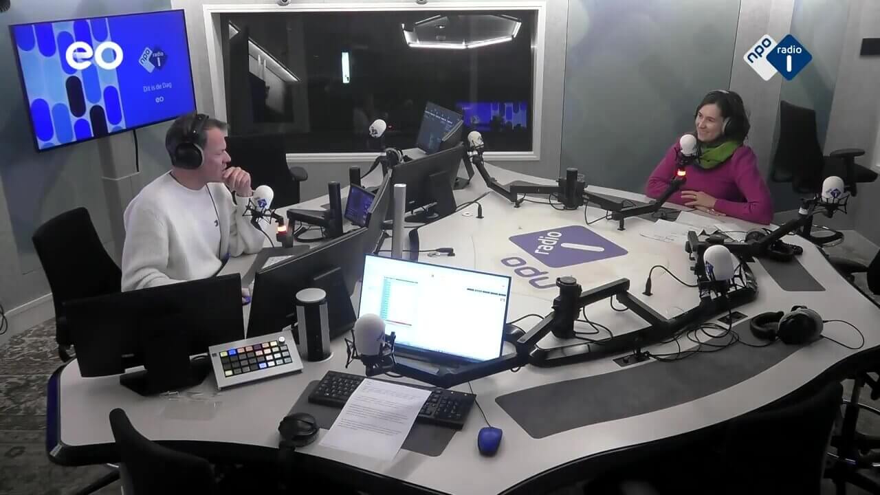 Ulrike Nagel in de studio van Radio 1 met Tijs van den Brink over de aanslag in München en de Duitse verkiezingen.