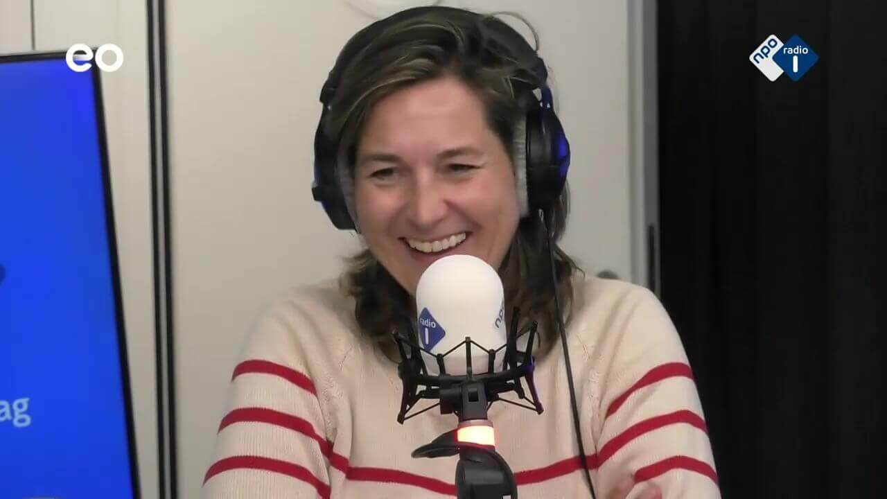 Ulrike op Radio 1 in "Dit is de Dag" met Tijs van den Brink over Merz die te weinig stemmen had om Bondskanselier te worden, 06-05-2025