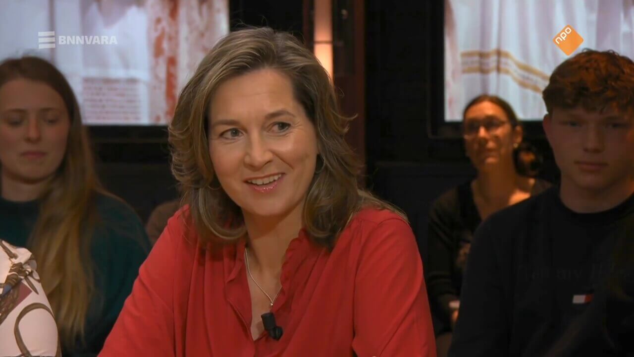Ulrike Nagel was te gast aan tafel bij Bar Laat en praat met Annette Birschel en Sophie Hilbrand over de historische stemmingen vandaag in de Duitse bondsdag, 06-05-2025