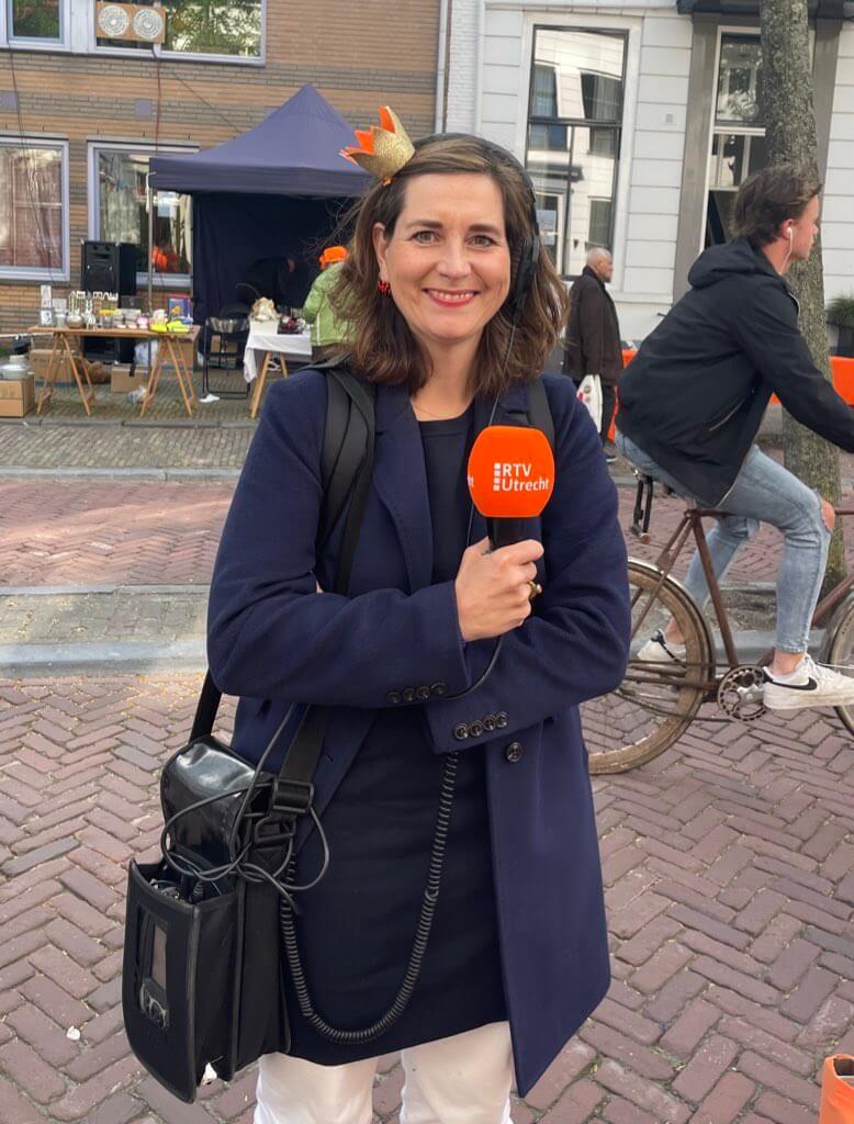 Ulrike Nagel als verslaggever voor RTV Utrcht op de vrijmarkt