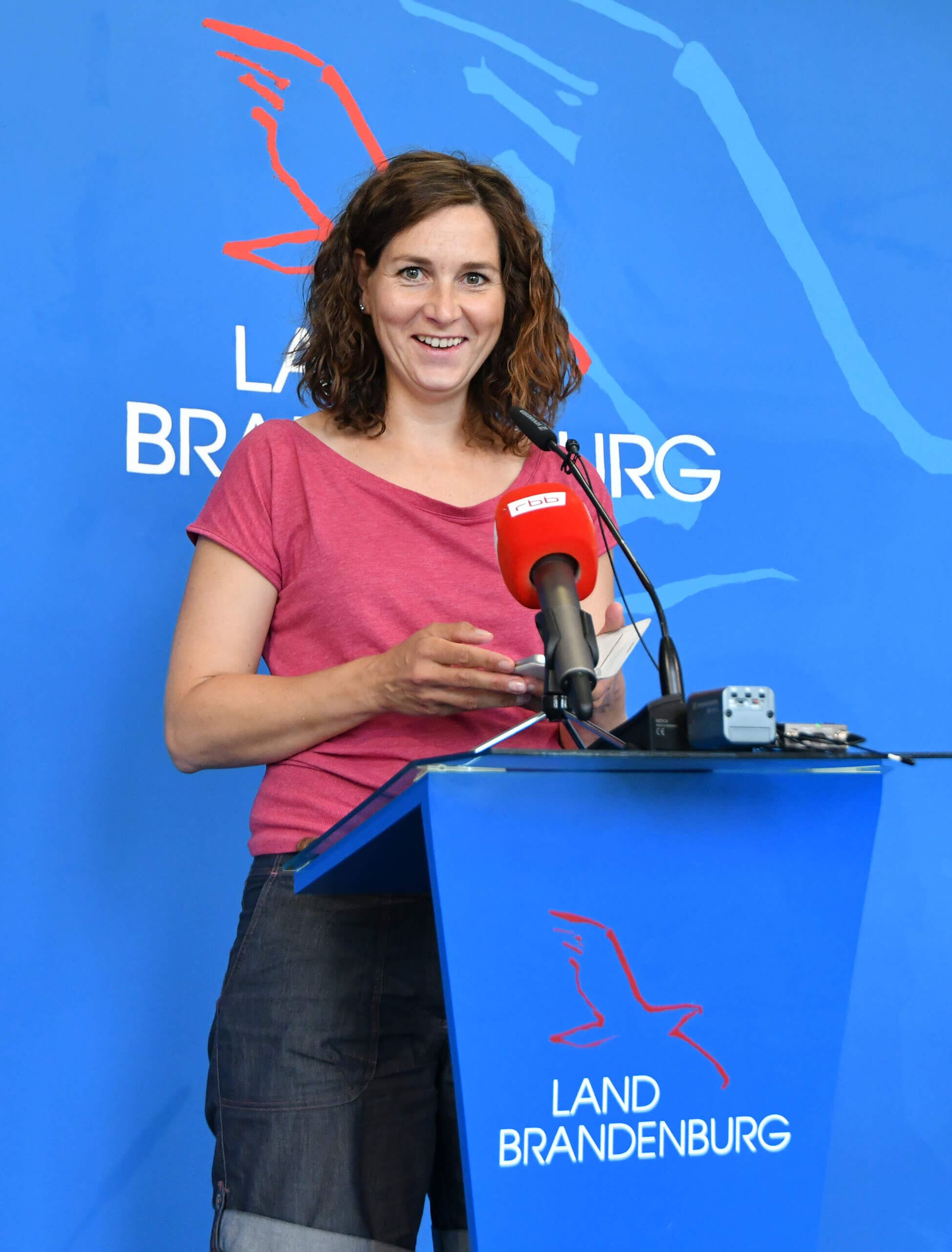 Ulrike Nagel op een podium bij verkiezingen Land Brandenburg. 11-06-2018