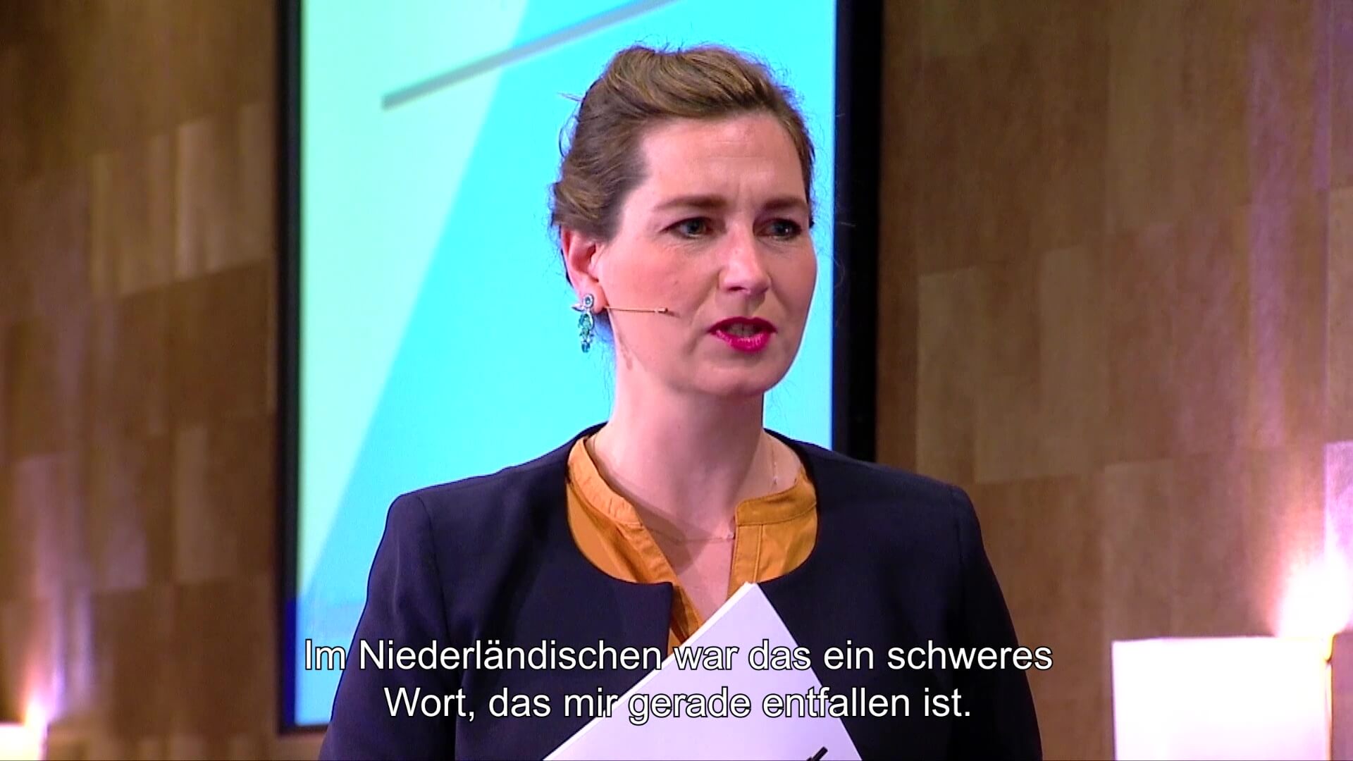 Ulrike Nagel als dagvoorzitter van de Euregionale Veiligheidsconferentie 2022 in Apeldoorn