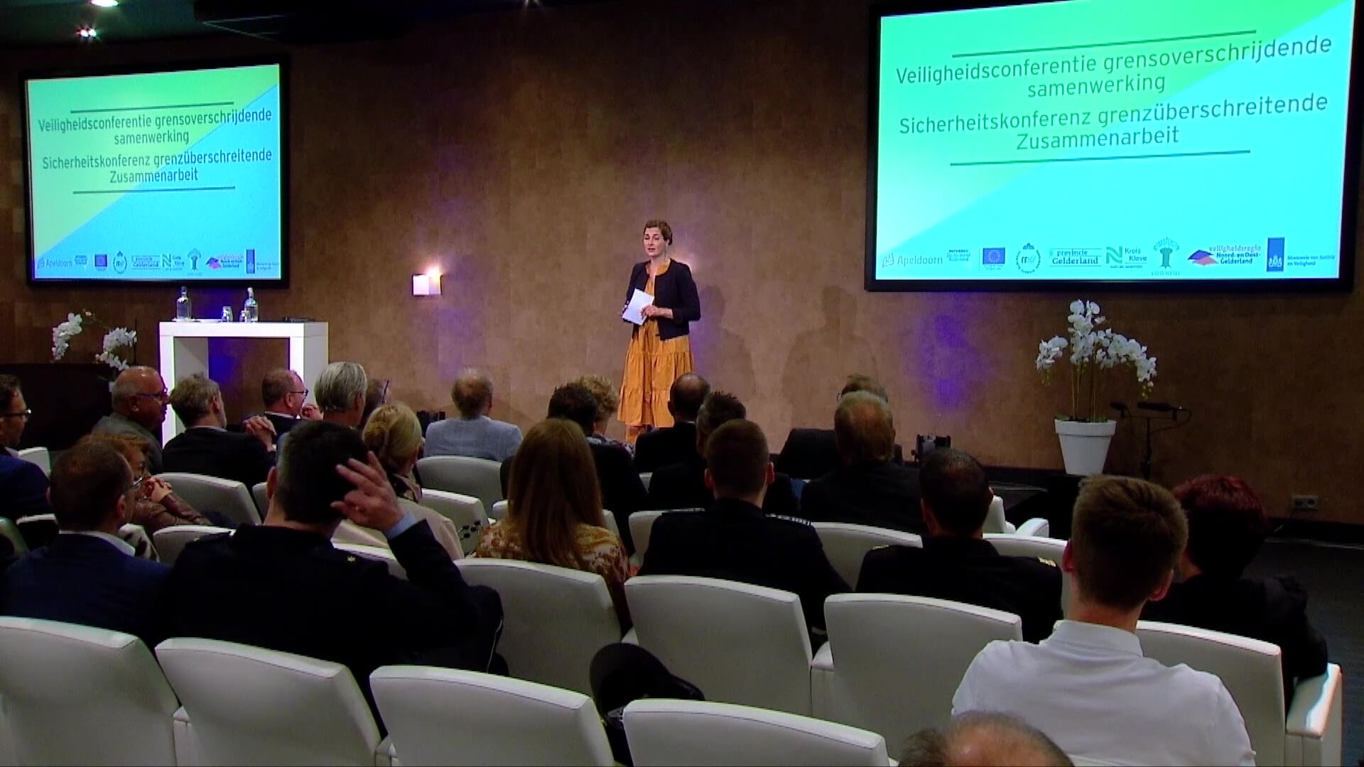 Ulrike Nagel als dagvoorzitter van de Euregionale Veiligheidsconferentie 2022 in Apeldoorn