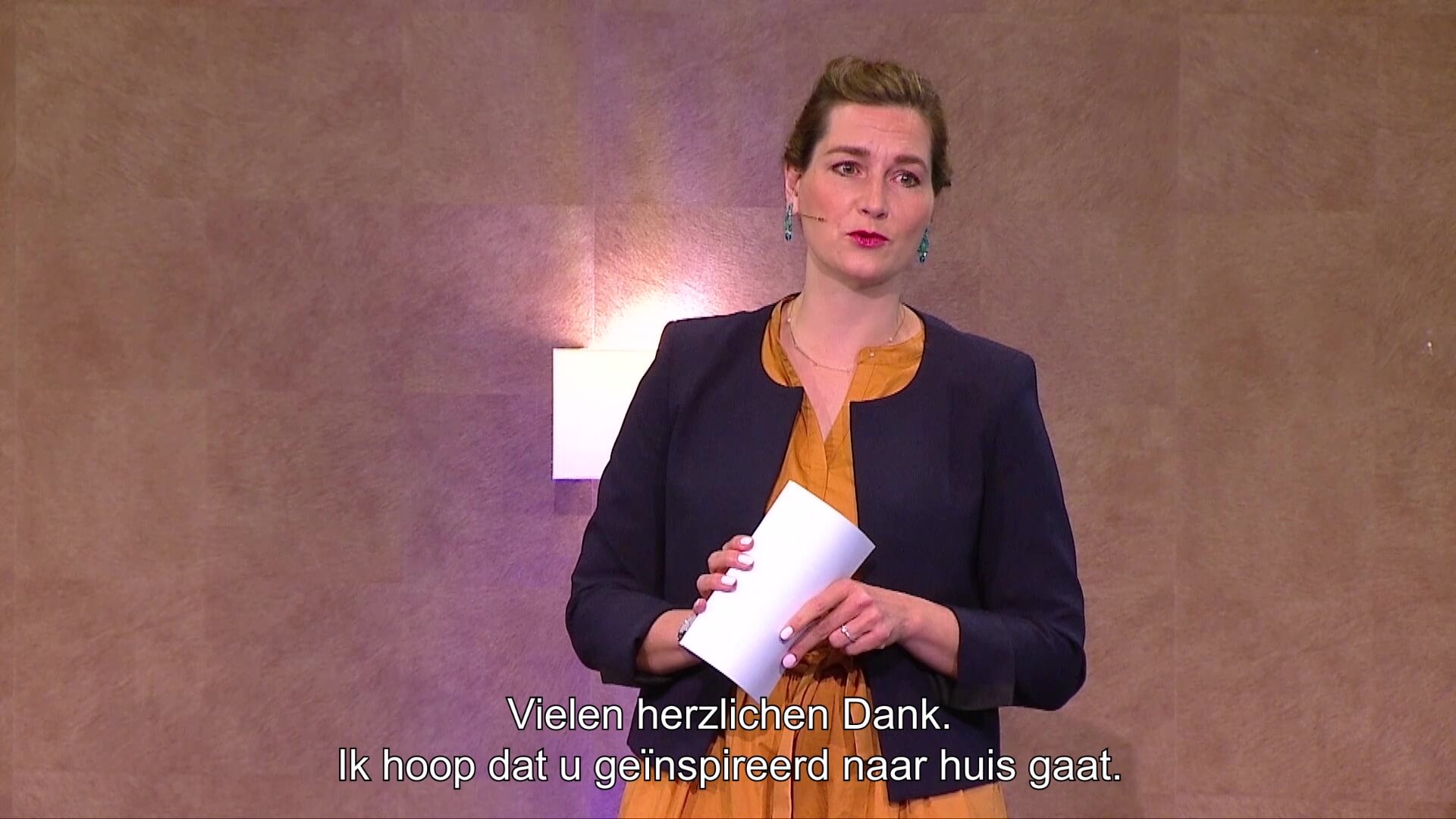 Ulrike Nagel als dagvoorzitter van de Euregionale Veiligheidsconferentie 2022 in Apeldoorn