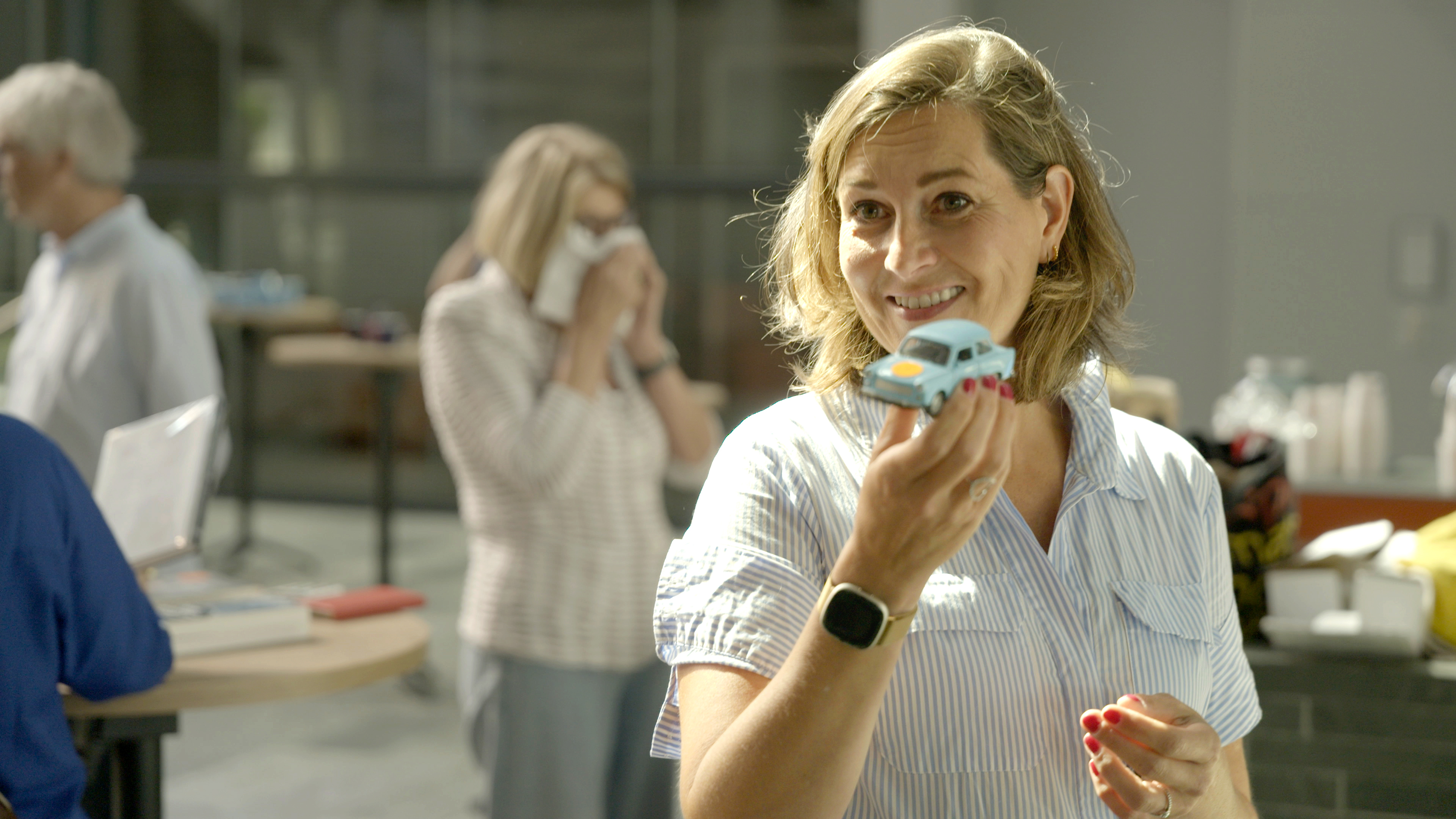 Ulrike Nagel met een kleine Trabant in het museum Beeld en Geluid Hilversum