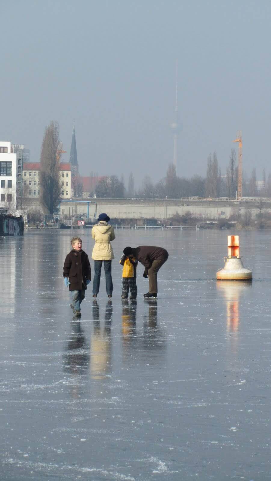 IJs en schaatsen op Berlijn Rummelsburger Bucht