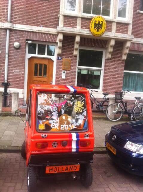 Oranje autootje voor de Duitse ambassade