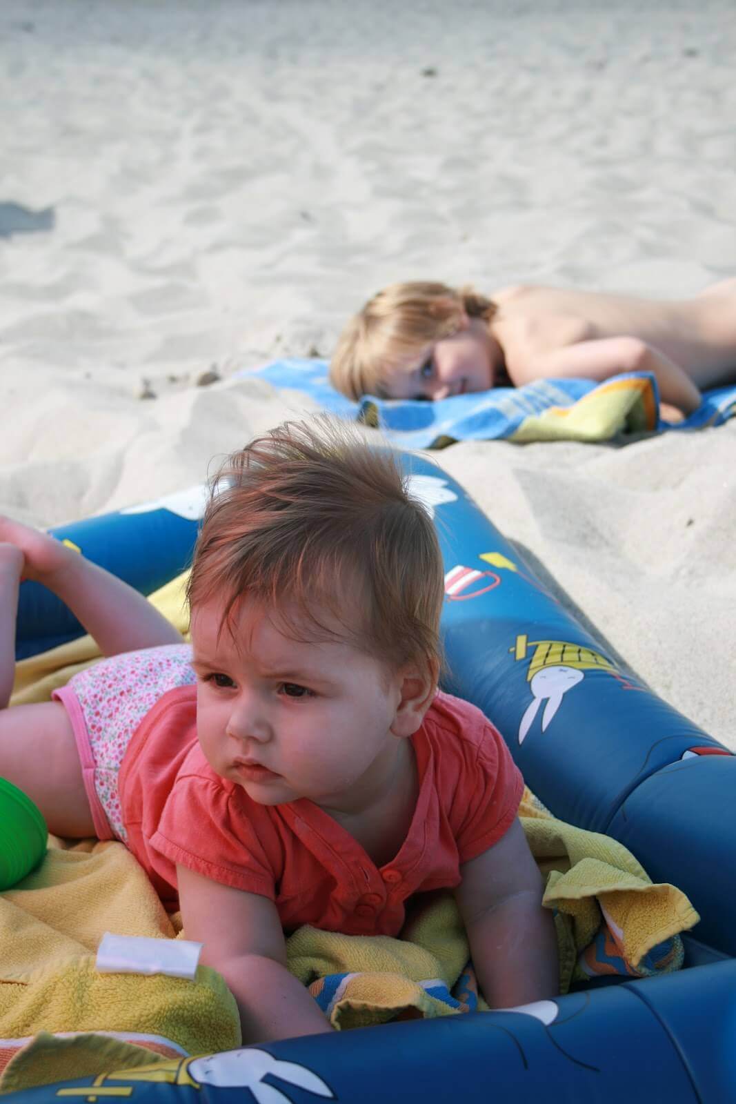 Lotta und Max am Strand