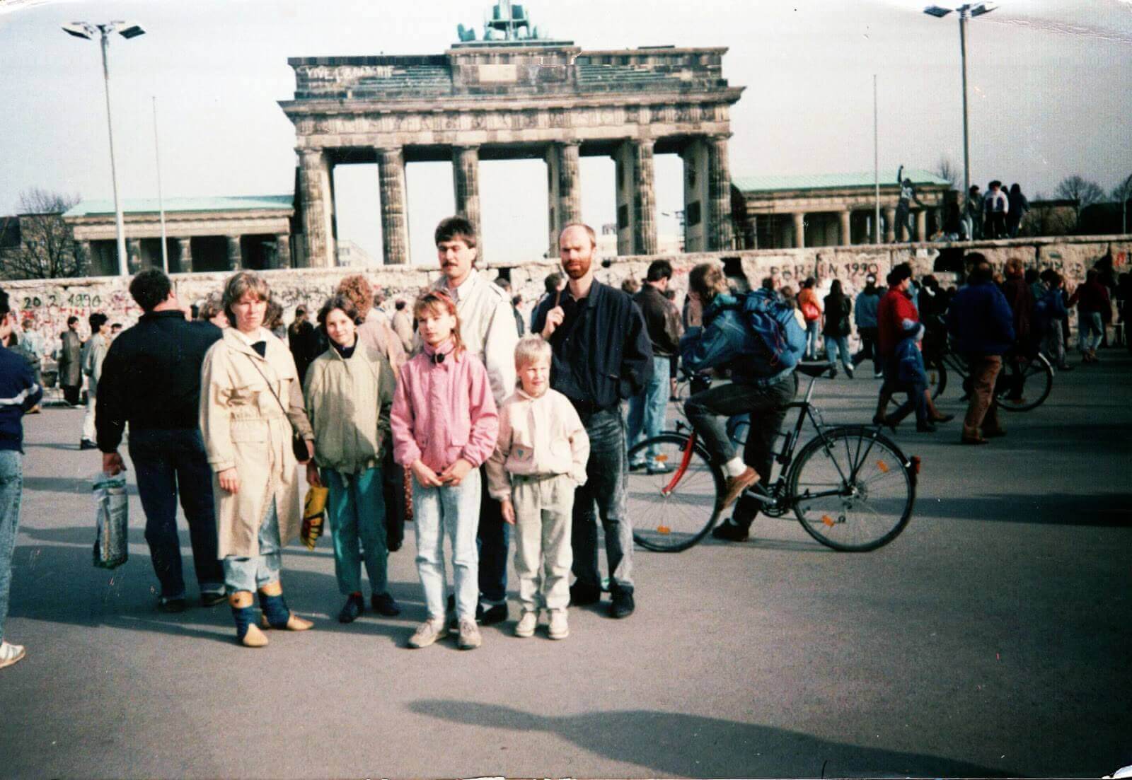 Ulrike Nagel en familie voor de Berlijnse muur, januari 1990