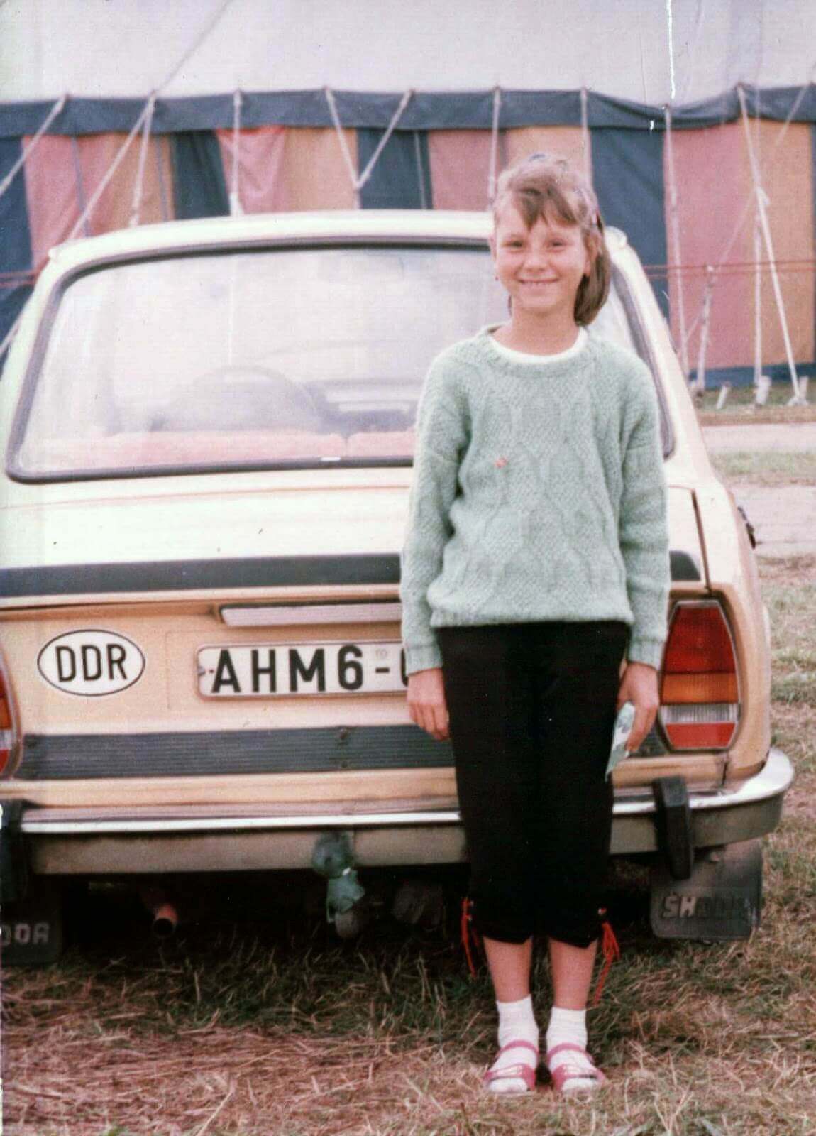 Ulrike Nagel als kind in Rostock; destijds DDR, voor een Wartburg.