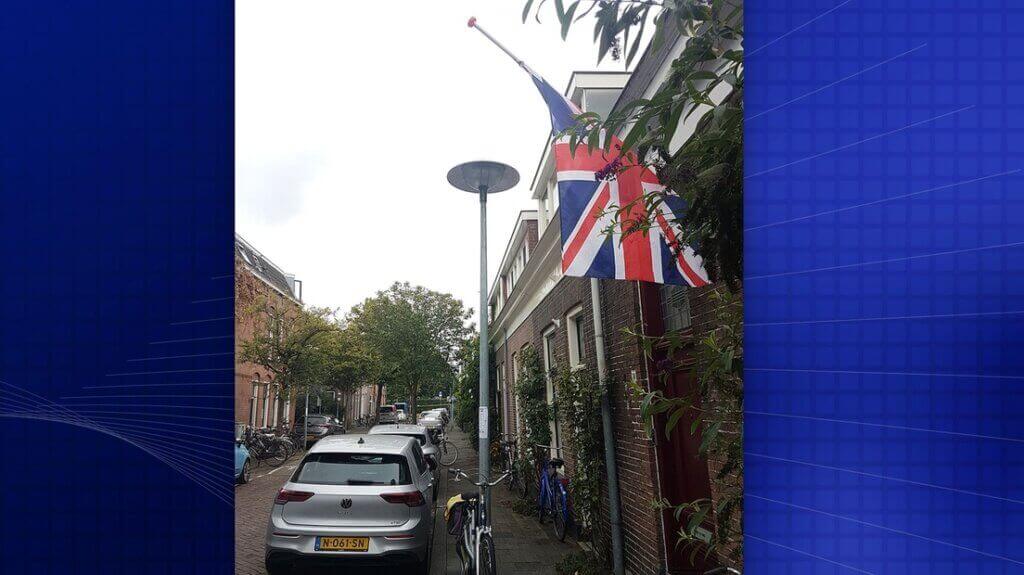 Een Britse vlag hangt halfstok in Utrecht.