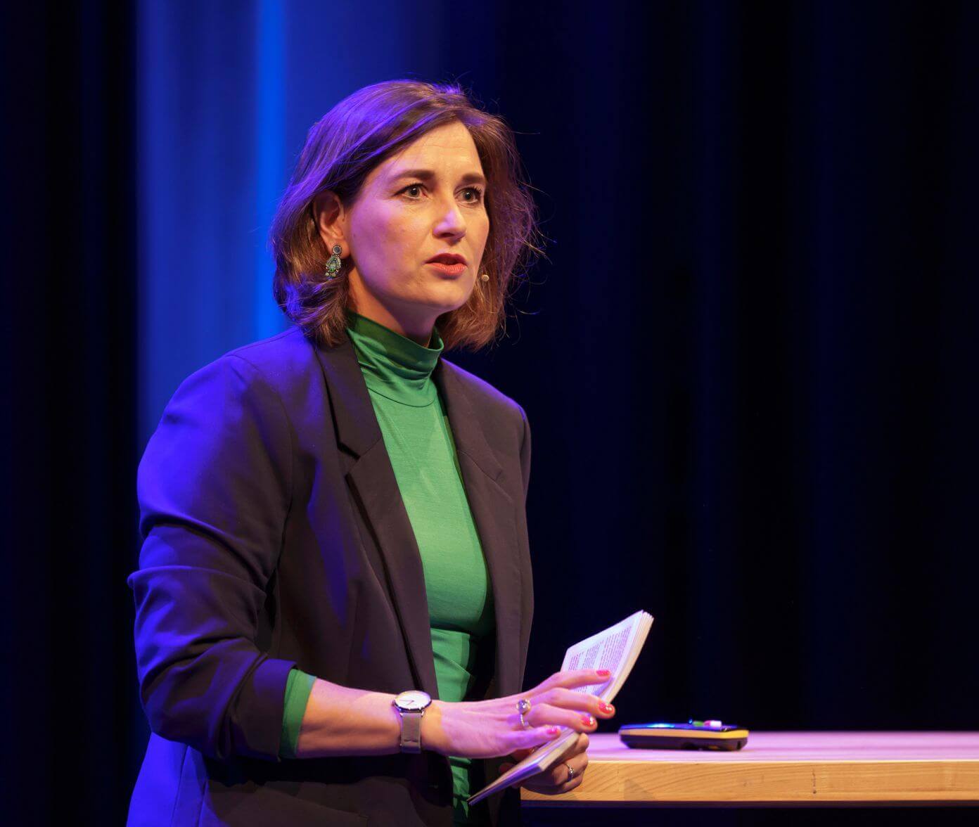 Ulrike Nagel als Dagvoorzitter van de trilaterale conferentie "Verbinding leggen" in Assen.