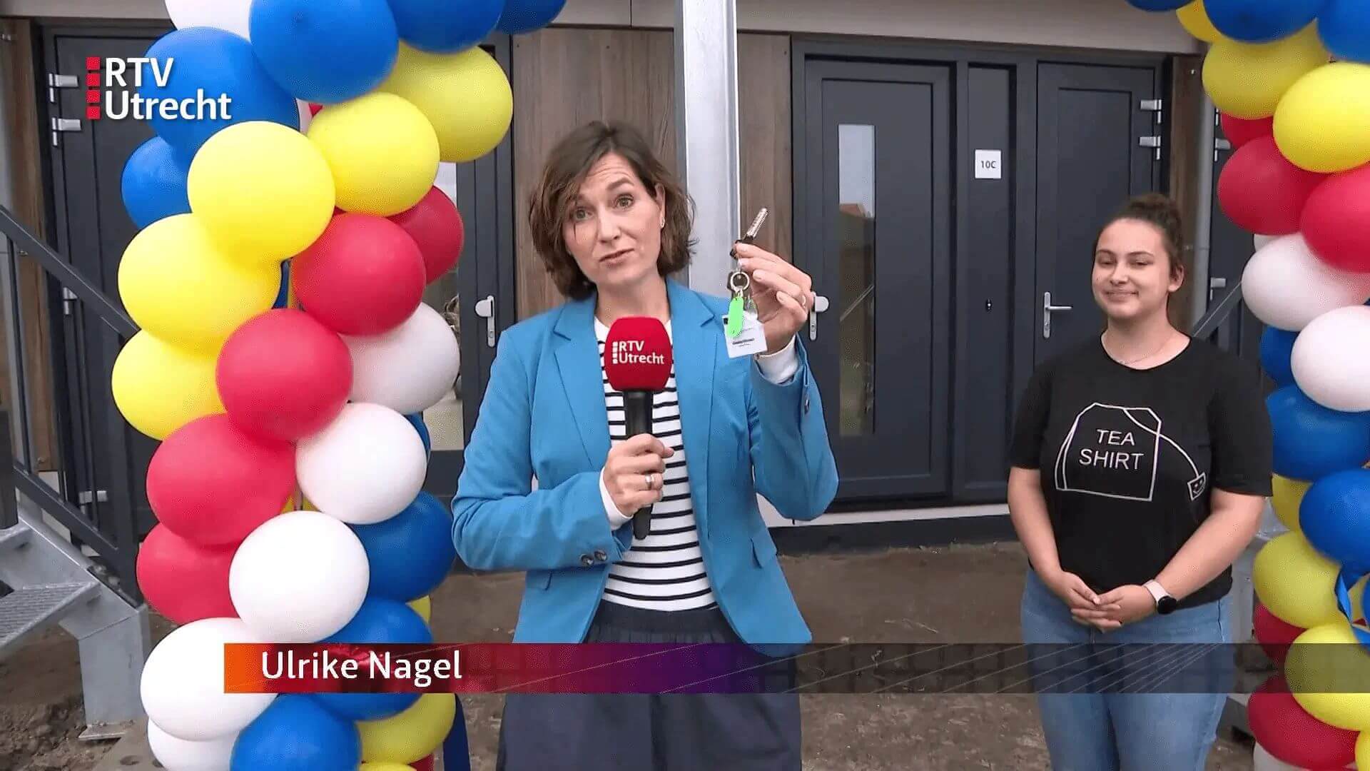 Ulrike Nagel geeft de sleutel aan een van de statushouders