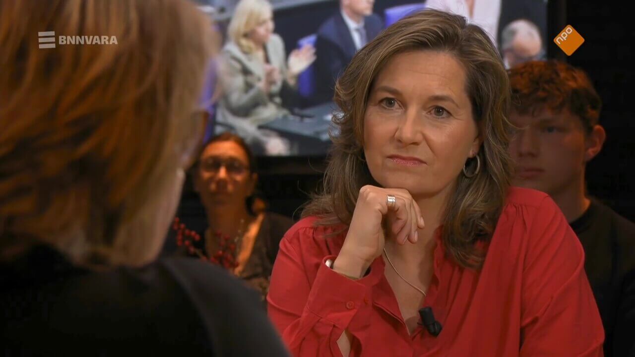Ulrike Nagel was te gast aan tafel bij Bar Laat en praat met Annette Birschel en Sophie Hilbrand over de historische stemmingen vandaag in de Duitse bondsdag.