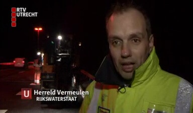 Rijkswaterstaat heeft het druk om de snelwegen in de regio weer op een behoorlijke kwaliteit te krijgen. Door de vorst is er dit jaar vijf procent meer schade dan vorige winter. En nu het dooit worden alleen maar meer gaten in het wegdek ontdekt. Donderdagavond werd de A12 bij Maarsbergen onder handen genomen door de wegwerkers van Rijkswaterstaat. Vanaf negen uur was één hele baan afgesloten voor het verkeer. Verslaggever Ulrike Nagel trok een oranje hesje aan en ging op onderzoek uit.