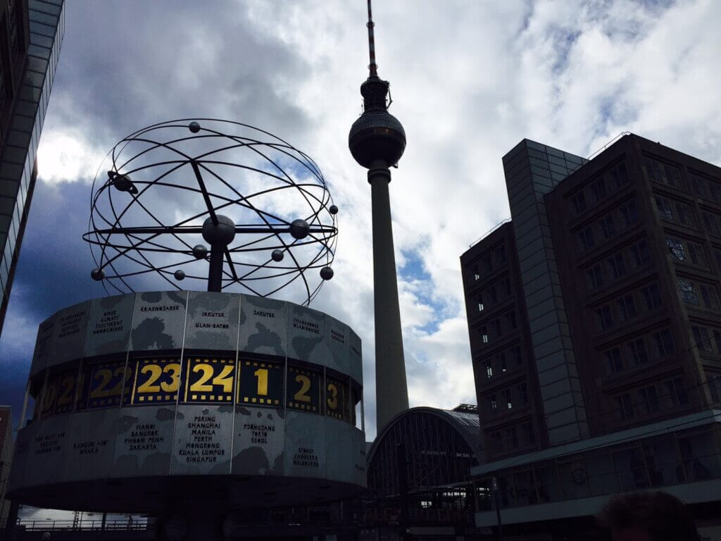 De WeltzeitUhr en de Fernsehturm op Alexanderplatz.